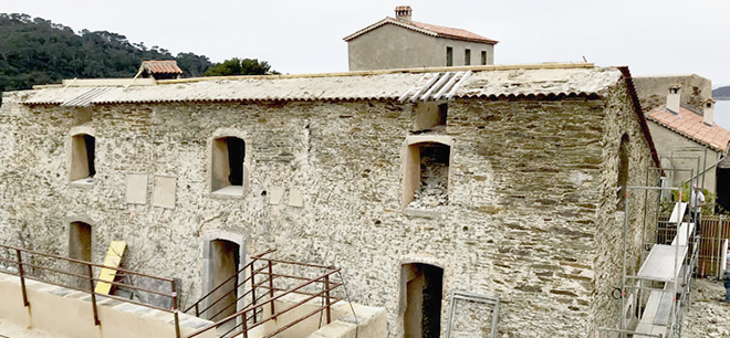 Restauration à la chaux d'un bâtiment au cœur de l'enceinte du Fort du Moulin